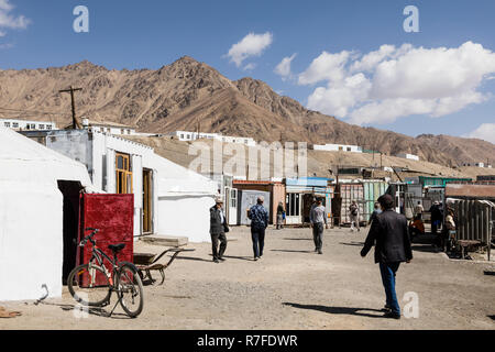 Murghab, Tadschikistan, 23. August 2018: Markt in murghab am Samstag Morgen. Die Verkaufsstände sind in alten Behälter Stockfoto