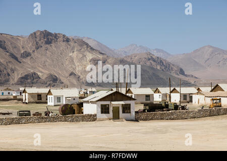 Murghab, Tadschikistan, 23. August 2018: Wohngebäude nur außerhalb Murghab auf dem Pamir Highway. Im Hintergrund der Pamir Stockfoto