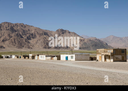 Murghab, Tadschikistan, 23. August 2018: Wohngebäude nur außerhalb Murghab auf dem Pamir Highway. Im Hintergrund der Pamir Stockfoto