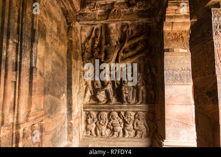 Das Schnitzen von Vishnu als Vamana, die in der Höhle 2 von Badami Höhlentempeln in Badami in Karnataka, Indien. Stockfoto