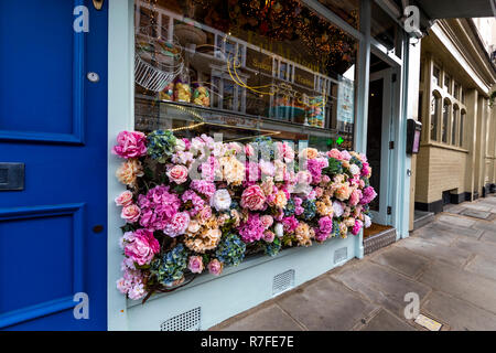 Blumenarrangement außerhalb Fait Maison Cafe, Stratford Street, Kensington, London. Großbritannien Stockfoto