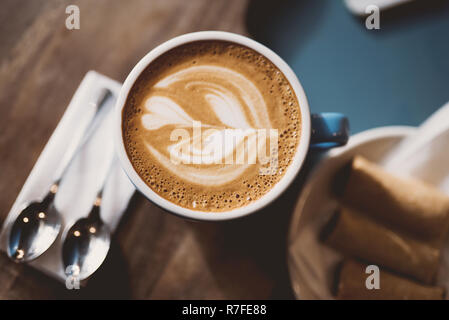 Kaffeetasse - flache weiße Spezialität Stockfoto