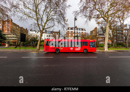 Eine einzige Decker London Bus in der Nähe von Carlyle Villen auf dem Chelsea Embankment, Cheyne Walk, London. Großbritannien Stockfoto