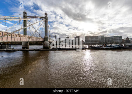 Die ungewöhnlich farbige Albert Bridge, Chelsea. Malte es offensichtlicher, Versand zu machen. London SW3 5RQ. Großbritannien Stockfoto