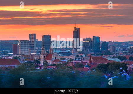 Altstadt und Wolkenkratzer, Vilnius, Litauen Stockfoto