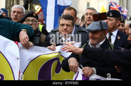 UK Independence Party Leader Gerard Batten (Mitte) nimmt Teil an einem "Brexit Verrat" März und Rallye durch die Ukip in London organisiert. Stockfoto