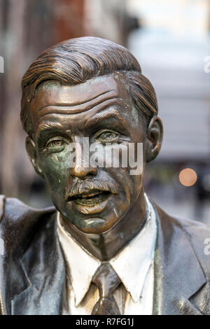 Bronze Statue eines Mannes hageln ein New York cab jetzt auf John Carpenter Street entfernt. London. Großbritannien Stockfoto