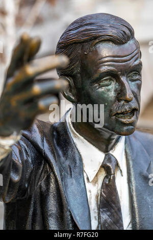 Bronze Statue eines Mannes hageln ein New York cab jetzt auf John Carpenter Street entfernt. London. Großbritannien Stockfoto