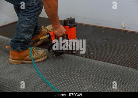 Vorbereitung der Oberfläche für Fliesen. Stärkung Metall Gitter für Verputz- und Installation von Fliesen. Stockfoto