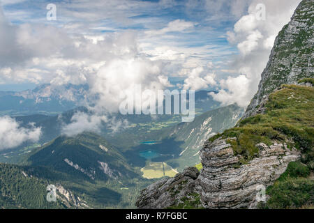 Blick auf ein Tal mit Seen vom Mangart Berg an der Grenze zwischen Italien und Slowenien Stockfoto