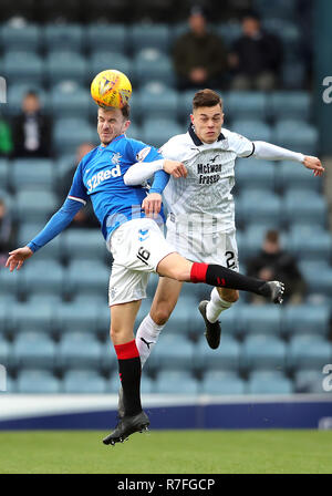 Förster 'Andy Halliday (links) und von Dundee Cammy Kerr Kampf um den Ball während der schottischen Premier League Spiel bei Dens Park, Dundee. Stockfoto