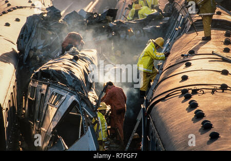 CLAPHAM JUNCTION, LONDON - Dezember 12, 1988: Die Clapham Junction Train Crash. Am Morgen des 12. Dezember 1988, einem überfüllten Personenzug stieß in der Rückseite von einem anderen Zug, die an einem Signal gestoppt hatte, südlich von Clapham Junction Railway Station in London und anschließend sideswiped ein leerer Zug in die entgegengesetzte Richtung fahren. Insgesamt wurden 35 Personen in der Kollision getötet, 484 verletzt wurden. Foto: © David Levenson/Alamy Stockfoto