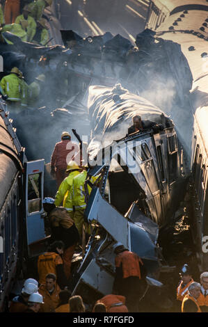 CLAPHAM JUNCTION, LONDON - Dezember 12, 1988: Die Clapham Junction Train Crash. Am Morgen des 12. Dezember 1988, einem überfüllten Personenzug stieß in der Rückseite von einem anderen Zug, die an einem Signal gestoppt hatte, südlich von Clapham Junction Railway Station in London und anschließend sideswiped ein leerer Zug in die entgegengesetzte Richtung fahren. Insgesamt wurden 35 Personen in der Kollision getötet, 484 verletzt wurden. Foto: © David Levenson/Alamy Stockfoto