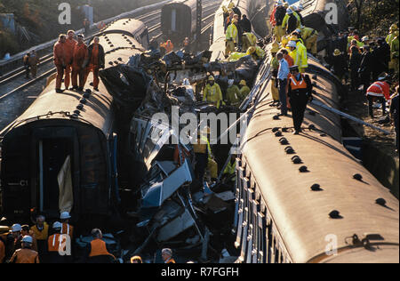 CLAPHAM JUNCTION, LONDON - Dezember 12, 1988: Die Clapham Junction Train Crash. Am Morgen des 12. Dezember 1988, einem überfüllten Personenzug stieß in der Rückseite von einem anderen Zug, die an einem Signal gestoppt hatte, südlich von Clapham Junction Railway Station in London und anschließend sideswiped ein leerer Zug in die entgegengesetzte Richtung fahren. Insgesamt wurden 35 Personen in der Kollision getötet, 484 verletzt wurden. Foto: Â© David Levenson/Alamy Stockfoto