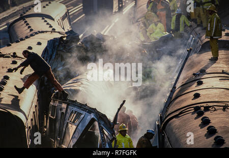 CLAPHAM JUNCTION, LONDON - Dezember 12, 1988: Die Clapham Junction Train Crash. Am Morgen des 12. Dezember 1988, einem überfüllten Personenzug stieß in der Rückseite von einem anderen Zug, die an einem Signal gestoppt hatte, südlich von Clapham Junction Railway Station in London und anschließend sideswiped ein leerer Zug in die entgegengesetzte Richtung fahren. Insgesamt wurden 35 Personen in der Kollision getötet, 484 verletzt wurden. Foto: Â© David Levenson/Alamy Stockfoto