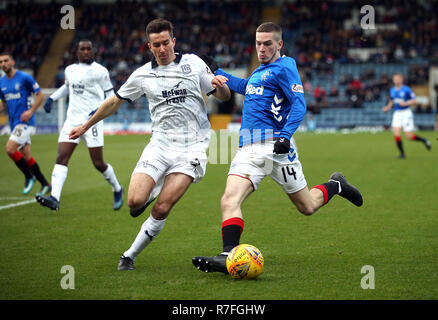 Von Dundee Cammy Kerr (links) und Förster' Ryan Kent Kampf um den Ball während der schottischen Premier League Spiel bei Dens Park, Dundee. Stockfoto