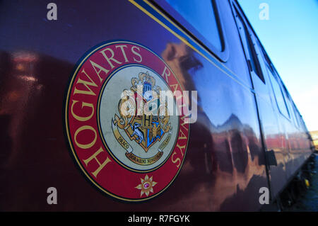 Carnforth, Lancashire, UK, 27. Dezember 2008. Die Hogwarts Eisenbahnen 5972 Dampflok und Waggons in Carnforth MPD Zug Abstellgleise im Jahr 2008 abgelegt. Die Lokomotive war im April 1937 und seiner tatsächlichen Namen gebaut wurde 5972 Olton Hall. Während Harry Potter filmen Sie den Hogwarts Express Typenschild durchgeführt. Im Jahr 2015 die Lokomotive (nicht die Schlitten) wurde am ständigen statischen Anzeige an Warner Bros. Studio Tour London, die Herstellung von Harry Potter, in der Nähe von Watford. Quelle: Michael Scott/Alamy leben Nachrichten Stockfoto
