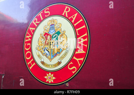 Carnforth, Lancashire, UK, 27. Dezember 2008. Die Hogwarts Eisenbahnen 5972 Dampflok und Waggons in Carnforth MPD Zug Abstellgleise im Jahr 2008 abgelegt. Die Lokomotive war im April 1937 und seiner tatsächlichen Namen gebaut wurde 5972 Olton Hall. Während Harry Potter filmen Sie den Hogwarts Express Typenschild durchgeführt. Im Jahr 2015 die Lokomotive (nicht die Schlitten) wurde am ständigen statischen Anzeige an Warner Bros. Studio Tour London, die Herstellung von Harry Potter, in der Nähe von Watford. Quelle: Michael Scott/Alamy leben Nachrichten Stockfoto