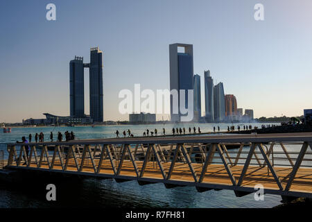 Samstag, den 8. Dezember 2018, Abu Dhabi (UAE): F 1 H2O Racing Crew bei der UIM F1 H2O Grand Prix von Abu Dhabi und seinen achten Sieg klammern. Stockfoto