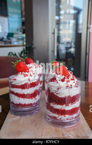 Strawberry trifle im Glas mit frischen Erdbeeren auf Holzplatte Stockfoto