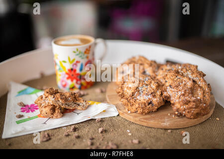 Glutenfreie Kekse mit Kokosöl, Kokosöl Mehl mit heißem Kaffee auf service Fach Stockfoto