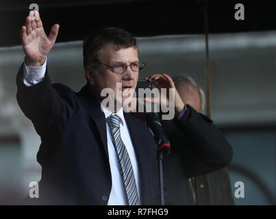 UK Independence Party Leader Gerard Batten Adressen die Rallye nach der Teilnahme an einem "Brexit Verrat" März von Ukip in London organisiert. Stockfoto