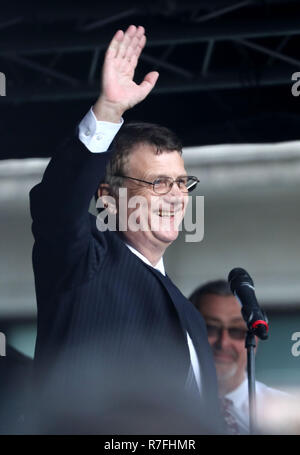 UK Independence Party Leader Gerard Batten Adressen die Rallye nach der Teilnahme an einem "Brexit Verrat" März von Ukip in London organisiert. Stockfoto