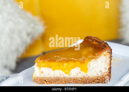 Lecker mango lime Cheesecake auf weiße Platte Stockfoto