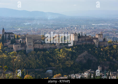 Alhambra im November. Granada, Andalusien. Festung im südlichen Spanien - UNESCO-Weltkulturerbe. Stockfoto