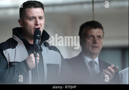 UK Independence Party Leader Gerard Batten (rechts) als Tommy Robinson (links) die Rallye nach der Teilnahme an einem "Brexit Verrat" März von Ukip in London organisiert. Stockfoto