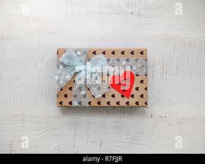 Kasten mit einem Geschenk, mit einem Band, Hinweis mit süßen Worten gebunden Stockfoto