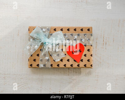 Kasten mit einem Geschenk, mit einem Band, Hinweis mit süßen Worten gebunden Stockfoto