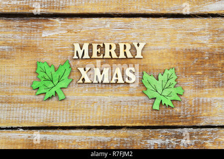 Frohe Weihnachten mit Holz Buchstaben auf rustikale Oberfläche geschrieben Stockfoto