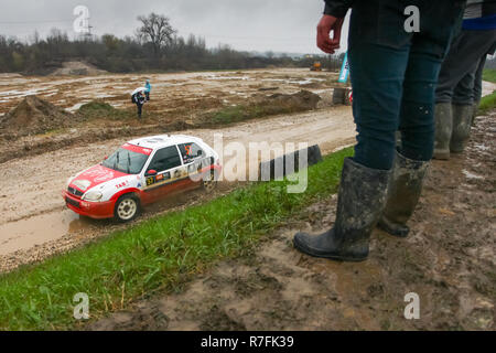 Sveta Nedelja, Kroatien - 25. November 2018. 9 Rally zeigen Santa Domenica. Zuschauer, die Rennen aus der schlammigen Staudamm von Zinn Tomljanovic und Andjelk Stockfoto