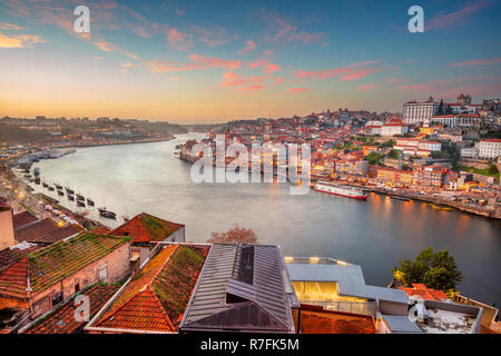 Porto, Portugal. Stadtbild von Porto, Portugal mit dem Douro-Fluss bei Sonnenuntergang. Stockfoto
