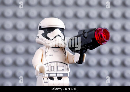 Tambow, Russische Föderation - Juli 08, 2018 LEGO Minifigur mit erster Ordnung Stormtrooper blaster gegen grauen Grundplatte Hintergrund. Studio gedreht. Stockfoto