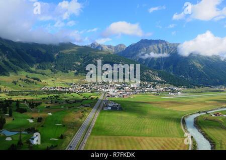 Schweizer Alpen: airshot von Samedan Golfplatz, Flughafen und Bahnhof im Oberen Engadin im Kanton Graubünden Stockfoto