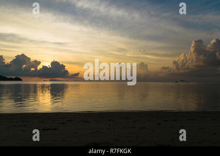 Moody Sonnenuntergang auf Koh Phangan Thailand epischen Himmel Stockfoto
