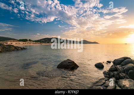 Sonnenaufgang am Strand von Chia, Insel Sardinien, Italien. Stockfoto