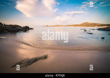 Sonnenaufgang am Strand von Chia, Insel Sardinien, Italien. Stockfoto