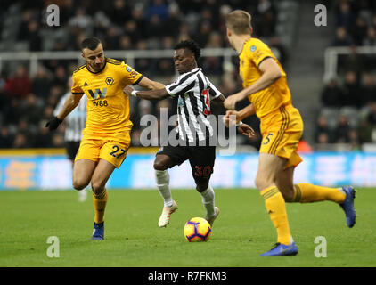 Newcastle United Christian Atsu (Mitte) und Wolverhampton Wanderers' Romain Saiss Kampf um den Ball während der Premier League Match im St James' Park, Newcastle. Stockfoto