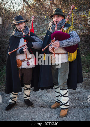 Vicenza, Italien - 30. Dezember 2017: Dudelsack Spieler in Talaren, während ein traditionelles Fest. Stockfoto