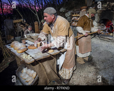 Vicenza, Italien - 30. Dezember 2017: Bäcker machen Brot während einer historischen Re-enactment in den Höhlen von Valproto, Italien. Stockfoto