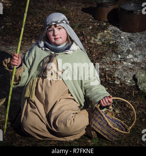 Vicenza, Italien - 30. Dezember 2017: junger Hirt während einer Weihnachten historische Darstellung in den Höhlen von Valproto, Italien. Stockfoto