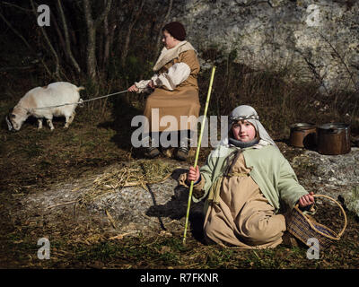 Vicenza, Italien - 30. Dezember 2017: Der kleine Junge Hirten während einer Weihnachten historische Darstellung in den Höhlen von Valproto, Italien. Stockfoto