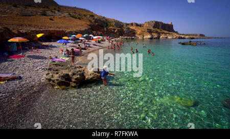 Wunderschönen Kiesstrand mit transparenten Meer in Sizilien, Italien. Stockfoto