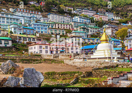 Namche Bazar, Nepal - Oktober 26, 2018: Blick auf die bunten Häuser am hügel in Namche Bazar, Nepal. Stockfoto