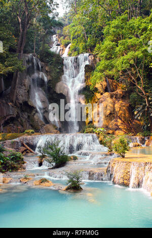 Tad Kuang Si Wasserfall im Wald in der Nähe von Luang Prabang, Laos Stockfoto