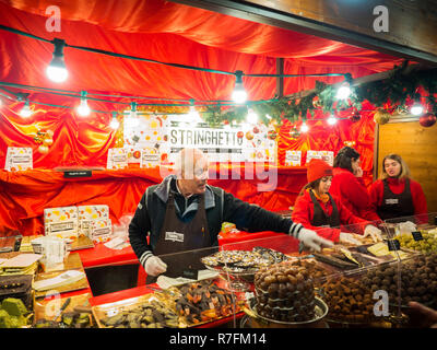 Verona, Italien - 18. November 2018: Weihnachten stall Verkauf von Süßigkeiten und Obst mit Schokolade. Stockfoto