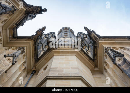 Die Kathedrale von Saint Vitus (1344) in Prag, Tschechische Republik, architektonische Details, mit unheimlichen Wasserspeier Schutz der Turm Stockfoto